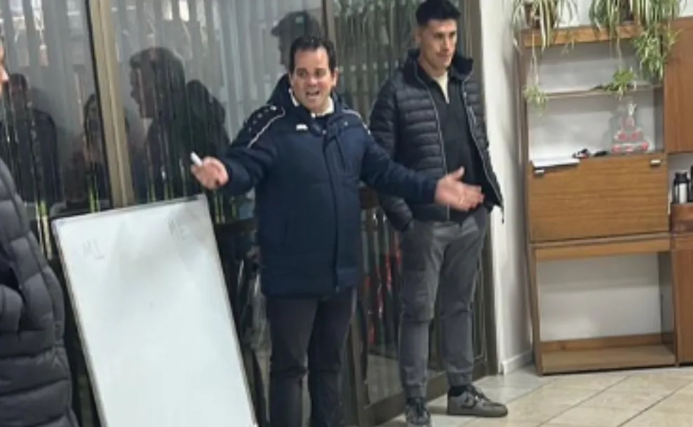 Juan Miguel Cruz dictando una charla. Es el nuevo psicólogo de Universidad de Chile.