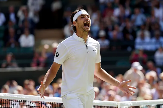 Taylor Fritz buscará alcanzar la final de Wimbledon ante Carlos Alcaraz (Getty Images).