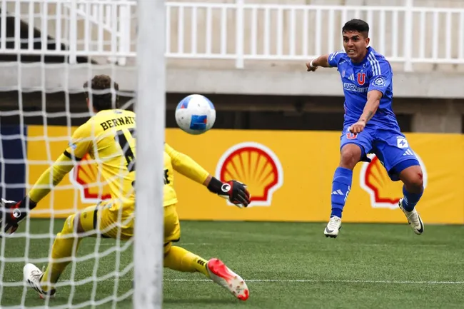 Julián Alfaro puede salir a préstamo desde Universidad de Chile a Cobresal. (Photosport)