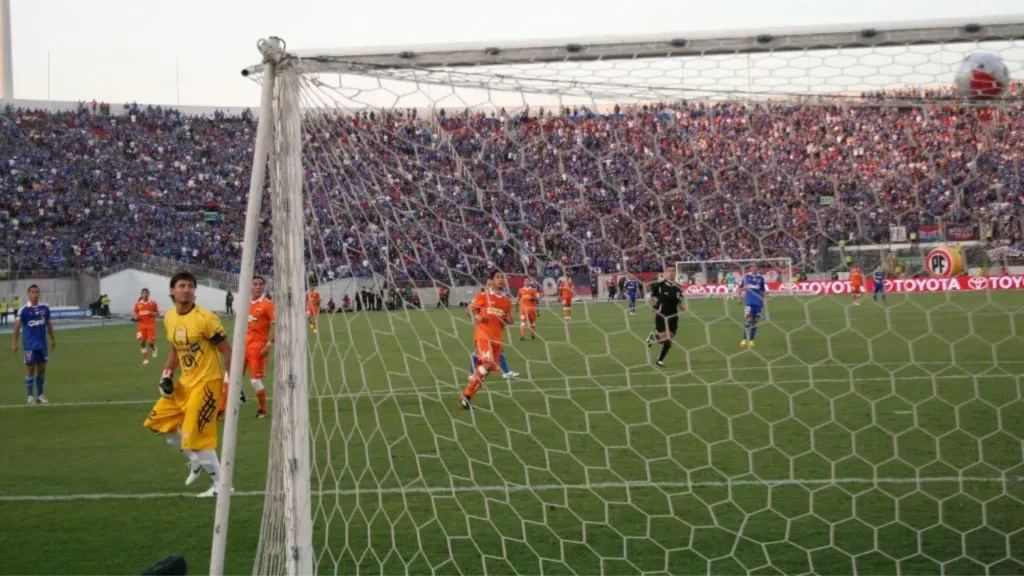 Este fue el último gol de Eduardo Vargas en Universidad de Chile: ante Nicolás Peric mientras jugaba en Cobreloa.