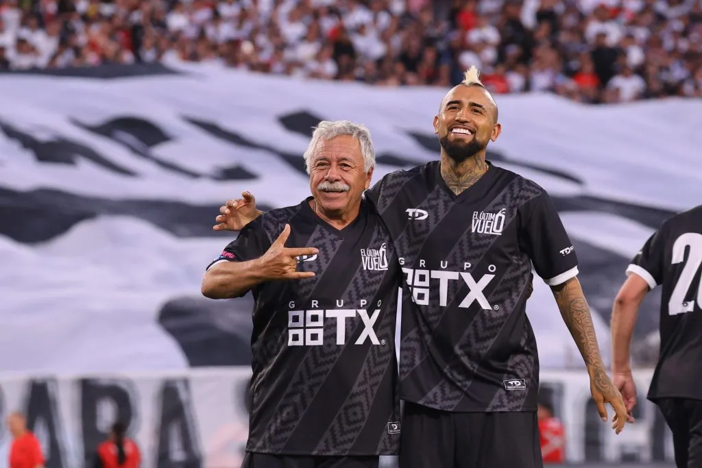 Carlos Caszely le da un tirón de orejas a Arturo Vidal. (Foto: Marcelo Hernández/Photosport)