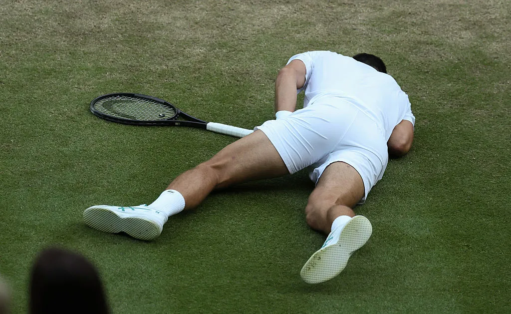 Pese a la caída, Novak Djokovic accedió a semifinales de Wimbledon (Getty Images).