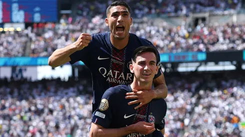 Fabián Ruiz festeja junto a Achraf Hakimi uno de sus dos tantos en la goleada histórica por 4-0 del PSG ante Real Madrid.