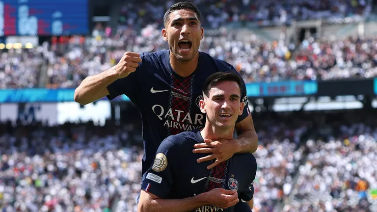 Fabián Ruiz festeja junto a Achraf Hakimi uno de sus dos tantos en la goleada histórica por 4-0 del PSG ante Real Madrid.