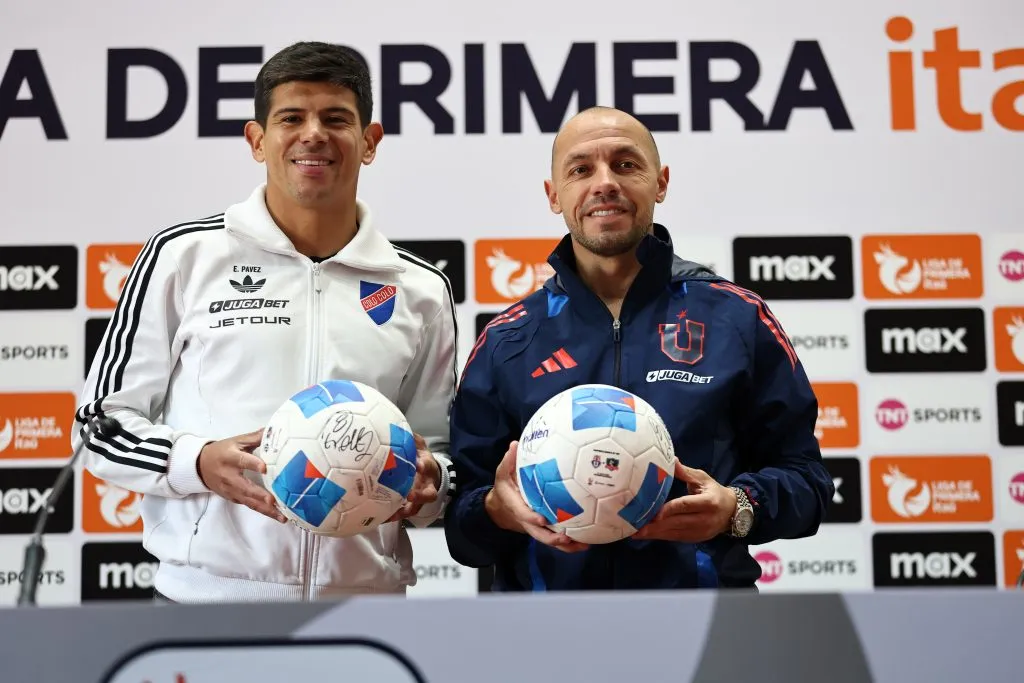 Esteban Pavez junto a Marcelo Díaz en la conferencia de prensa de capitanes previo al Superclásico 197. (Javier Torres/Photosport)