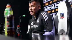 Jorge Almirón trata de poner la calma en Pedrero luego de la derrota en el Superclásico. (Foto: Javier Torres/Photosport)