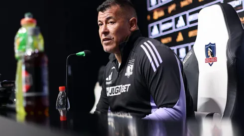 Jorge Almirón trata de poner la calma en Pedrero luego de la derrota en el Superclásico. (Foto: Javier Torres/Photosport)