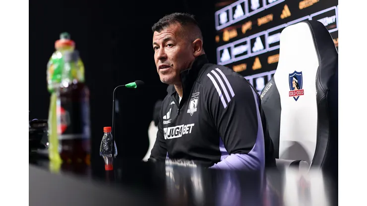 Jorge Almirón trata de poner la calma en Pedrero luego de la derrota en el Superclásico. (Foto: Javier Torres/Photosport)