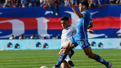 Poblete y Pizarro disputan la pelota en el último enfrentamiento.