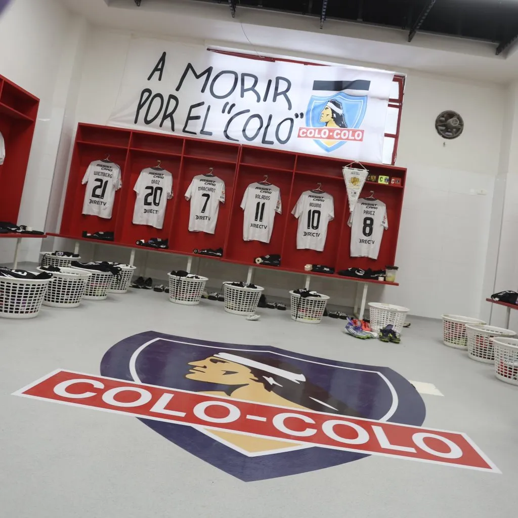 Lienzo de Colo Colo en el camarín del Estadio Nacional. (Foto: @ColoColo)