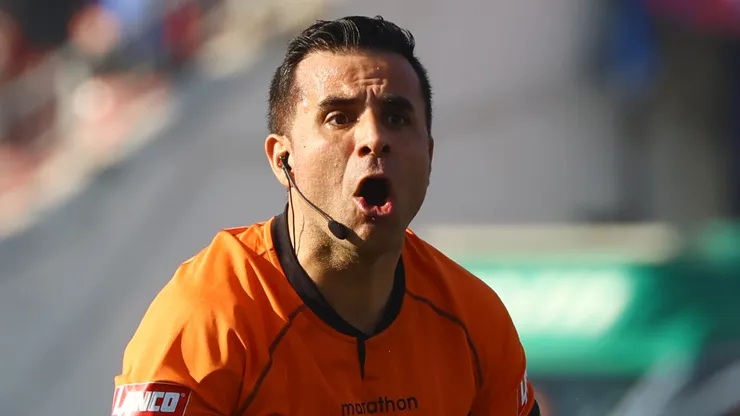 Piero Maza utilizó dos veces la nueva herramienta del arbitraje en el fútbol chileno. (Foto: Photosport)