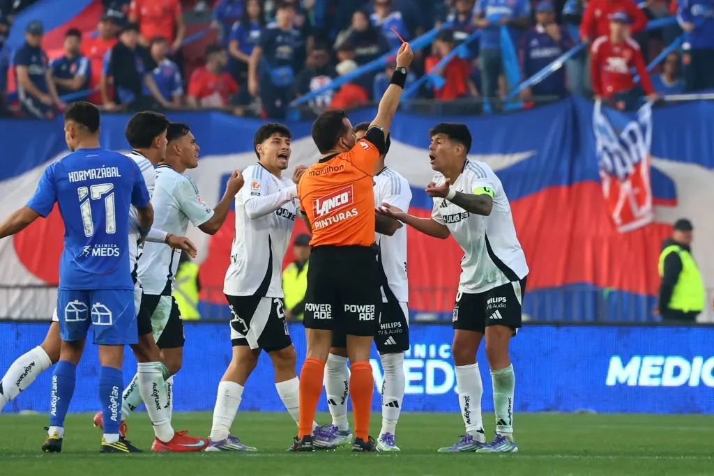 Este fue el momento de la expulsión de Esteban Pavez. (Foto: Jonnathan Oyarzún/Photosport)