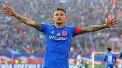 Charles Aránguiz le regaló su polera al hijo de un crack de Universidad de Chile.