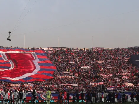 Campeón de la Sudamericana se infiltra en la barra de la U y es viral en redes