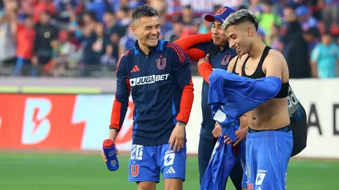 Lucas Assadi e Israel Poblete intercambiaron camisetas tras el triunfo de Universidad de Chile.