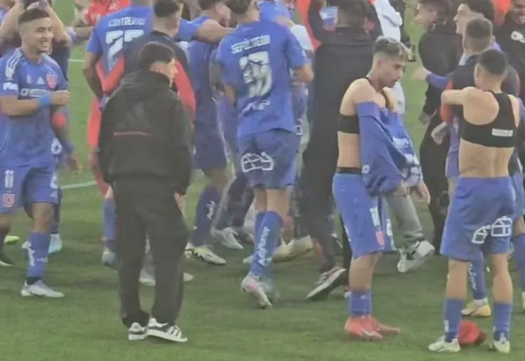 El momento en que Lucas Assadi e Israel Poblete intercambiaron camisetas en Universidad de Chile.