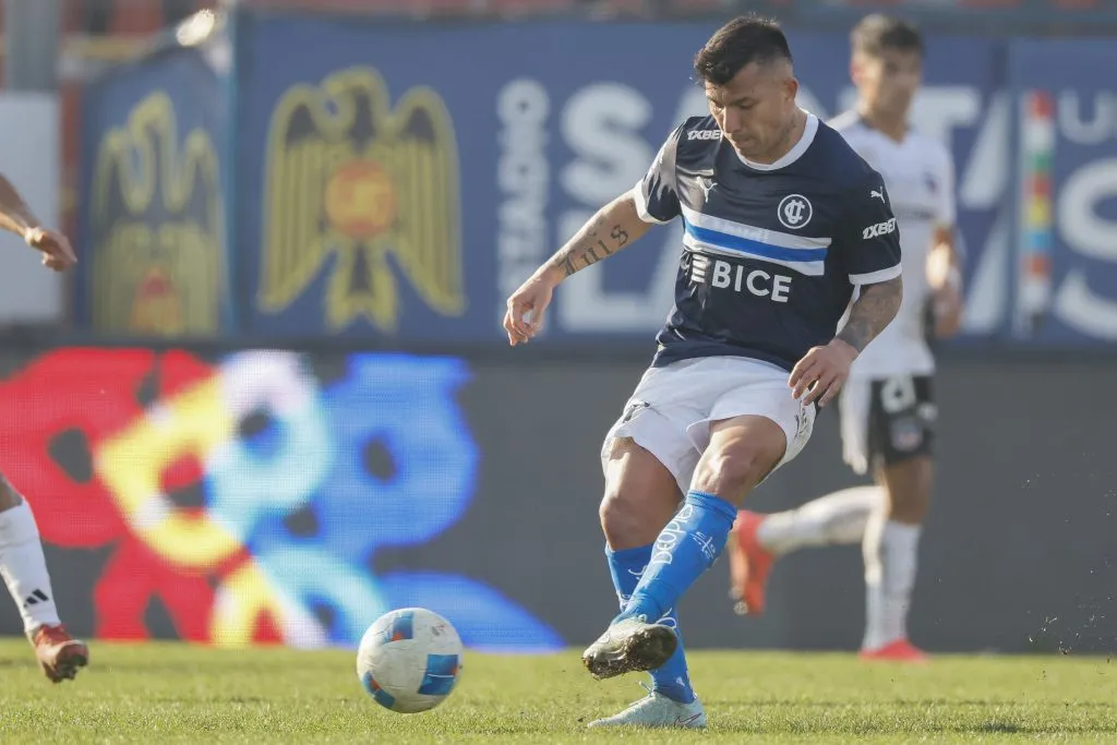 En el Clásico ante Colo Colo, Medel fue utilizado por Garnero como volante de contención | FOTO: Andres Pina/Photosport