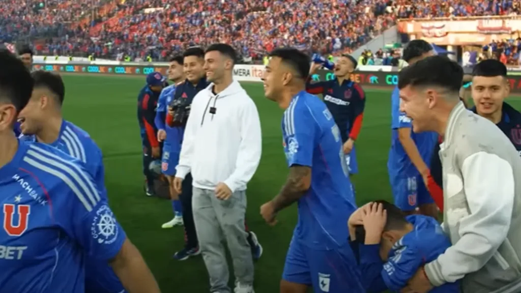 De polerón blanco, Felipe Salomoni celebrando el triunfo de Universidad de Chile en el Superclásico.