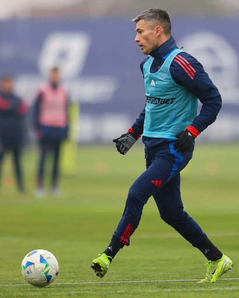 Charles Aránguiz entrenando con normalidad (Comunicaciones @udechile).