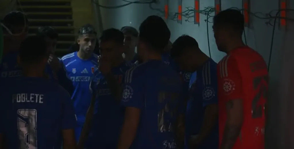 Los jugadores de la U segundos previos al salir al campo de juego del Estadio Nacional | FOTO: Captura