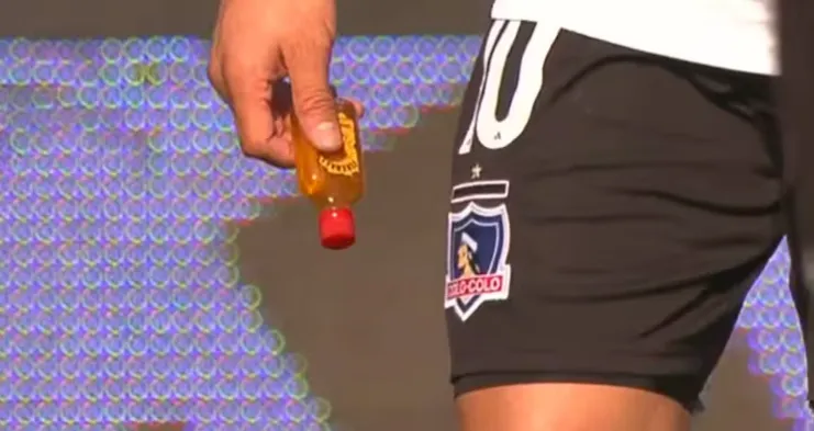 La petaca de whisky que le lanzaron a Claudio Aquino en pleno Superclásico | FOTO: Captura TNT Sports