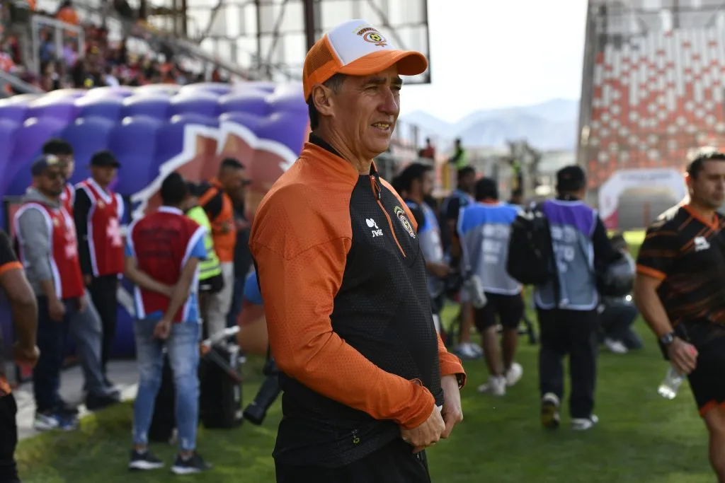 César Bravo pasa por un complejo presente en Cobreloa. (Foto: Photosport)
