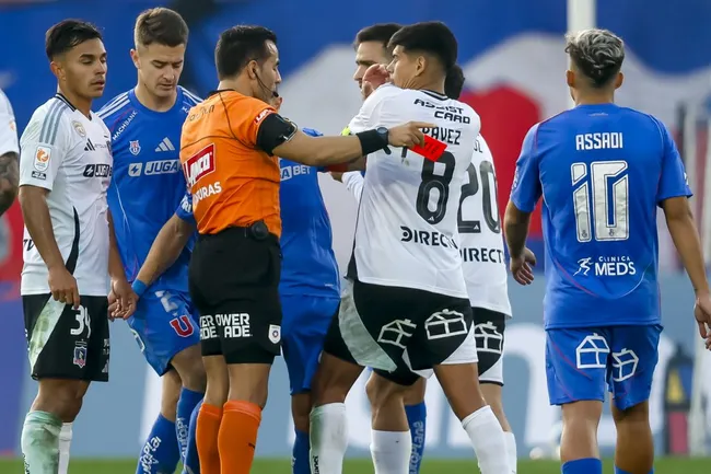 Esteban Pavez recibe una fecha de sanción por ser expulsado en el Superclásico. (Foto: Photosport)