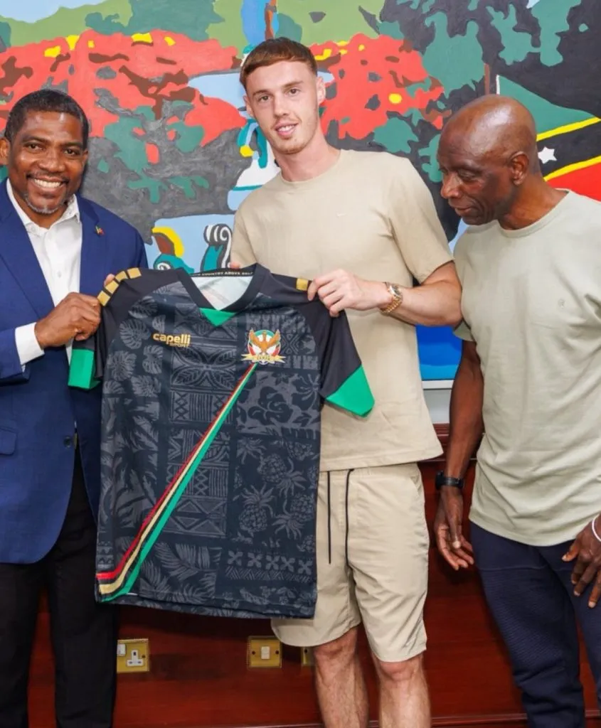 Cole Palmer recibiendo la camiseta de la selección de fútbol de San Cristóbal y Nieves.