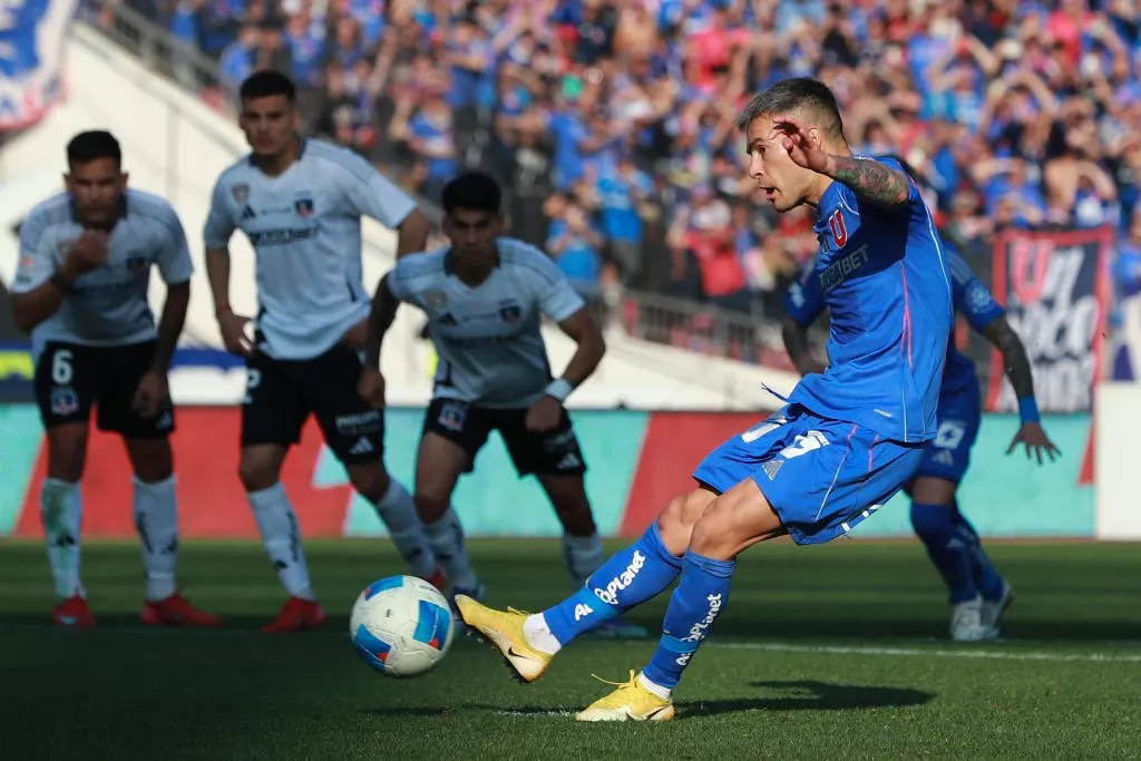 Charles Aránguiz convirtió dos penales en el último Superclásico. (Foto: Felipe Zanca/Photosport)