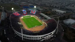 Vocalista de banda de cumbia estuvo presente en partido de la U por la Sudamericana. (Foto: Photosport)