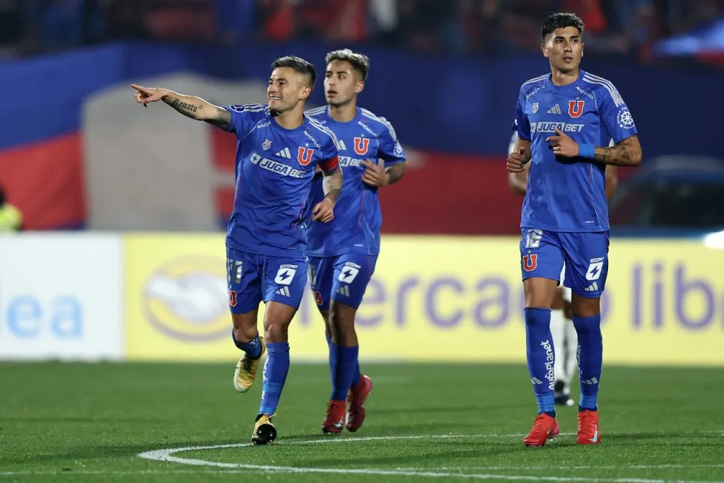 Charles Aránguiz volvió a anotar de penal en la U (Photosport).