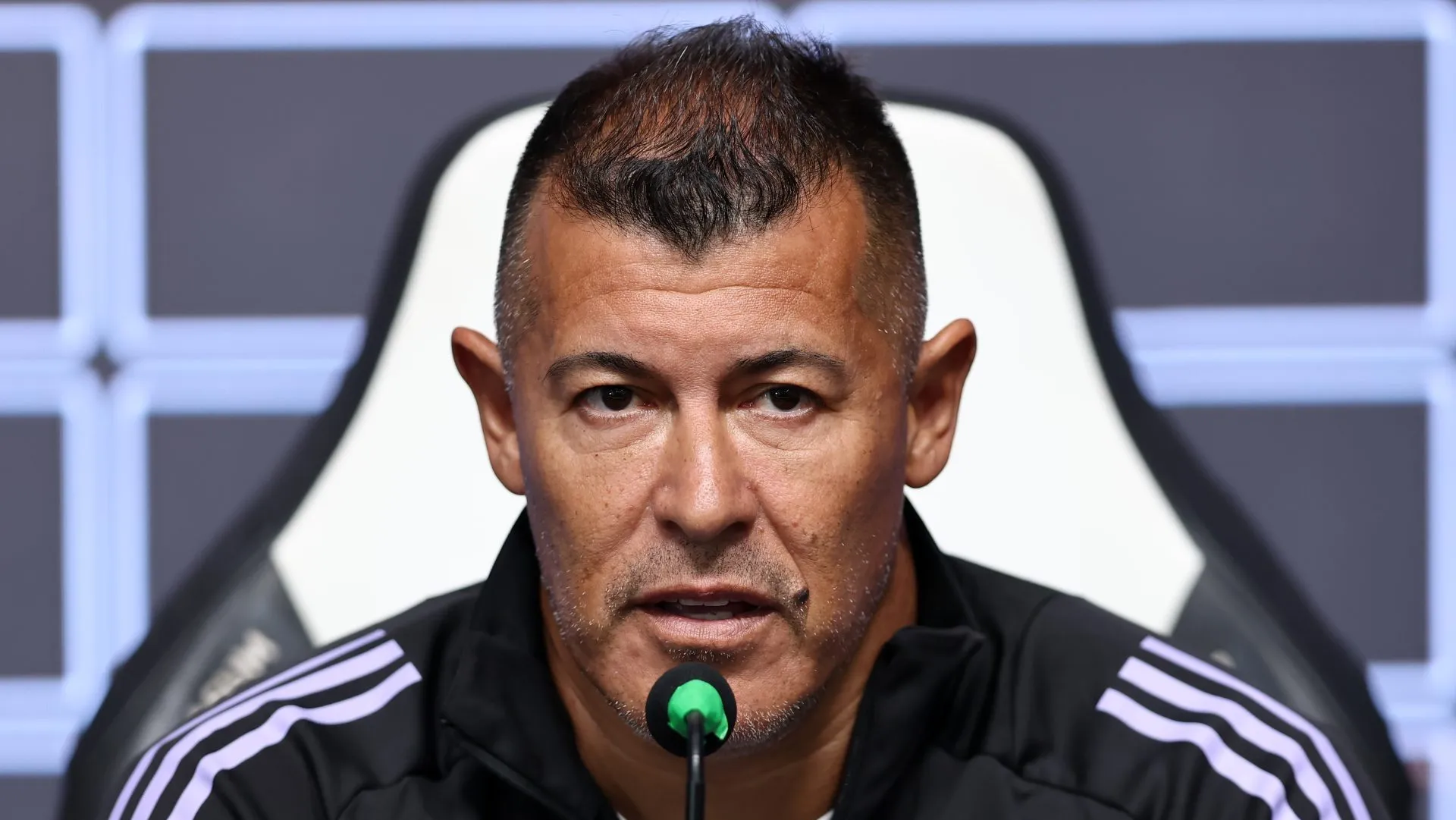 Jorge Almirón en la conferencia de prensa de Colo Colo. (Foto: Javier Torres/Photosport)