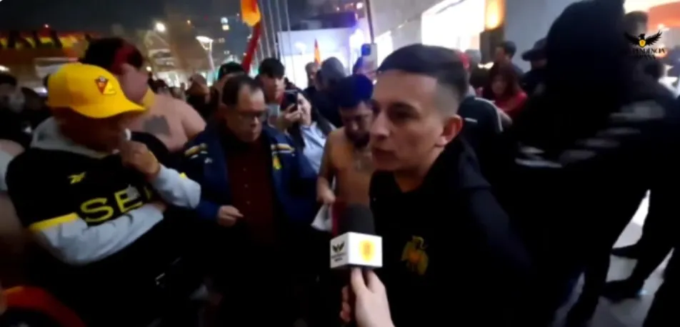 Pablo Aránguiz conversa con los hinchas de Unión Española (Foto: Independencia Hispana)