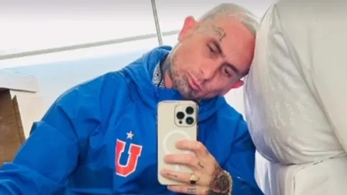 Emanuel Noir de Ke Personajes posando con una chaqueta de la U.