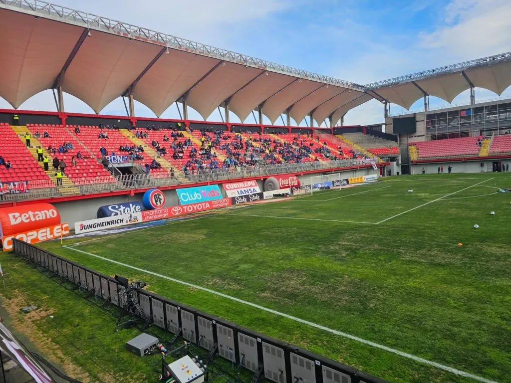 Así luce la cancha del Nelson Oyarzún de Chillán para el partido entre Ñublense y U. de Chile (Foto: BOLAVIP)