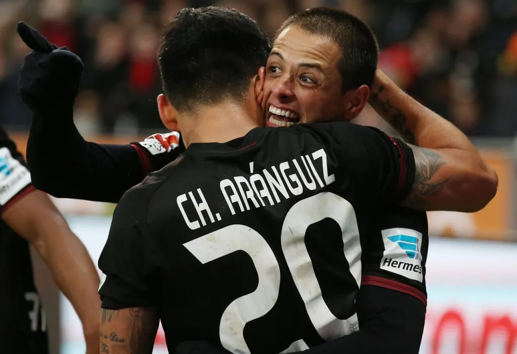 Chicharito Hernández en su época en Leverkusen junto a Charles Aránguiz (Photosport).