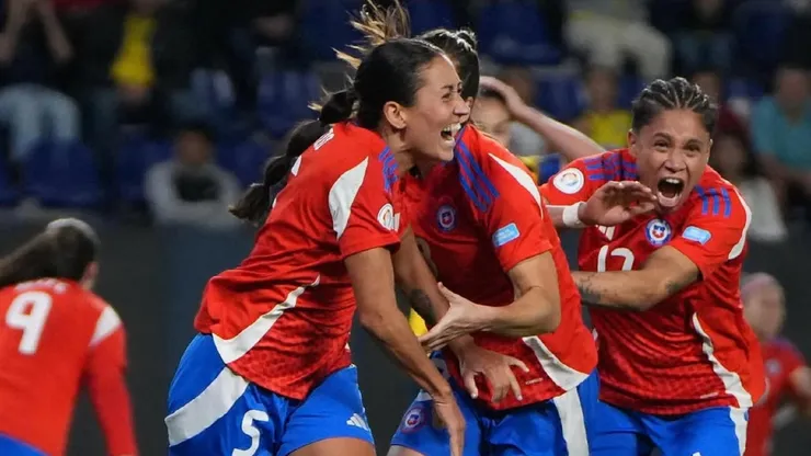 La Roja femenina ganó y queda a tiro de cañón para meterse en semis.