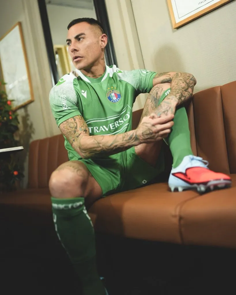 Eduardo Vargas posando con la camiseta del conjunto de La Florida | FOTO: Audax Italiano