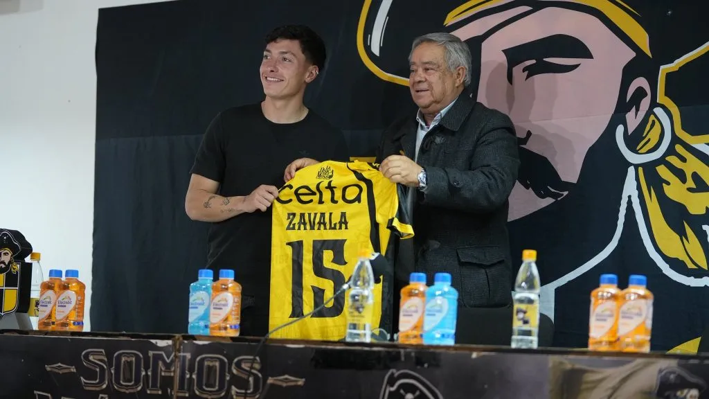 Cristián Zavala en su presentación en Coquimbo Unido junto al presidente Jorge Contador. (Foto: @coquimbounido)