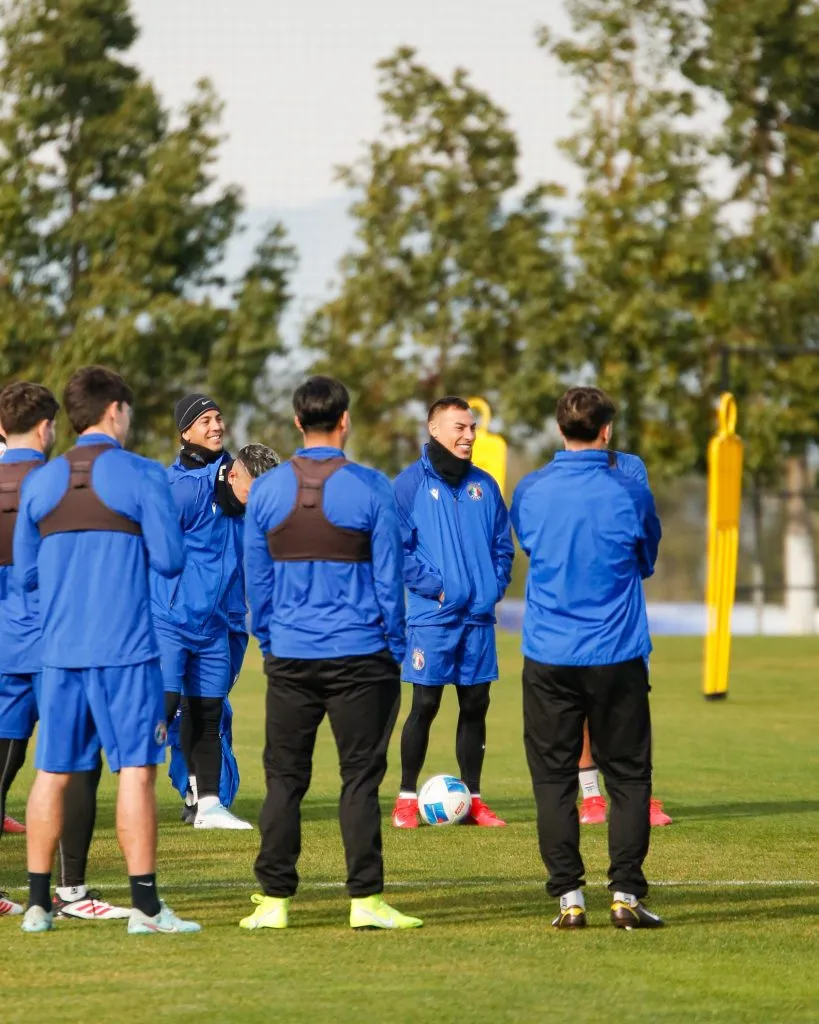 Eduardo Vargas junto a sus nuevos compañeros | FOTO: Audax Italiano