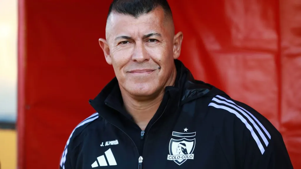 Jorge Almirón sigue siendo blanco de duras críticas en Colo Colo (Foto: Photosport)