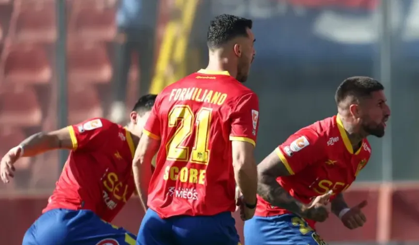 Fabricio Formiliano disputando su primer partido con la camiseta de Unión Española | FOTO: Javier Torres / Photosport