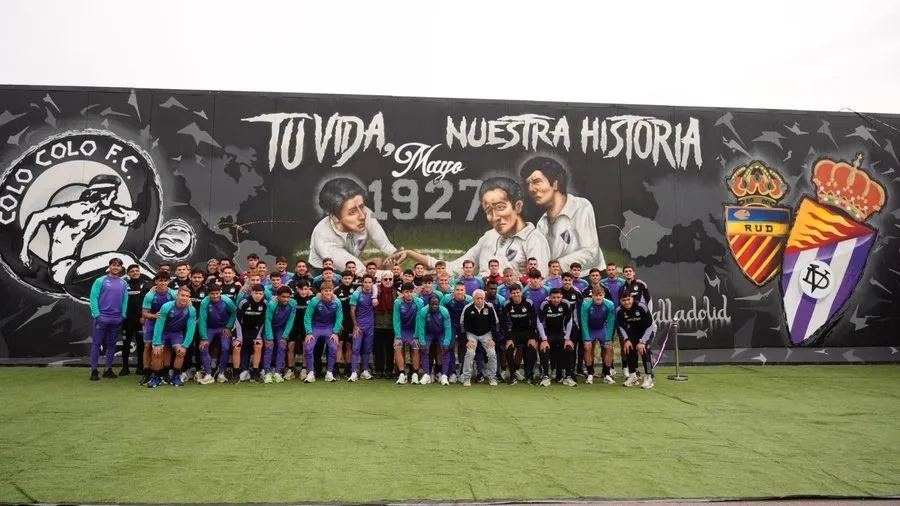 Planteles de Colo Colo y Real Valladolid junto al nuevo mural del Estadio Monumental.