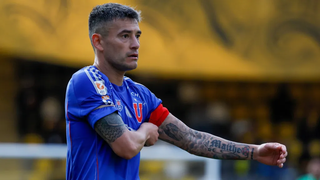 La renovación de Charles Aránguiz preocupa en Universidad de Chile.