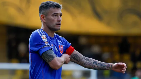 La renovación de Charles Aránguiz preocupa en Universidad de Chile.