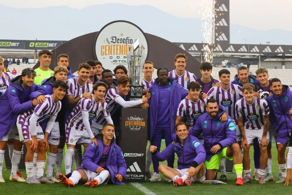 El plantel del Real Valladolid levantando el título del Desafío Centenario | FOTO: Dragomir Yankovic/Photosport