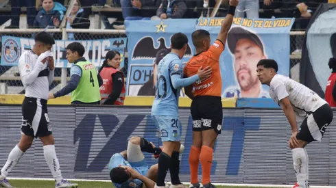 Hinchas albos pierden la paciencia con uno de sus refuerzos. (Foto: Jorge Loyola/Photosport)