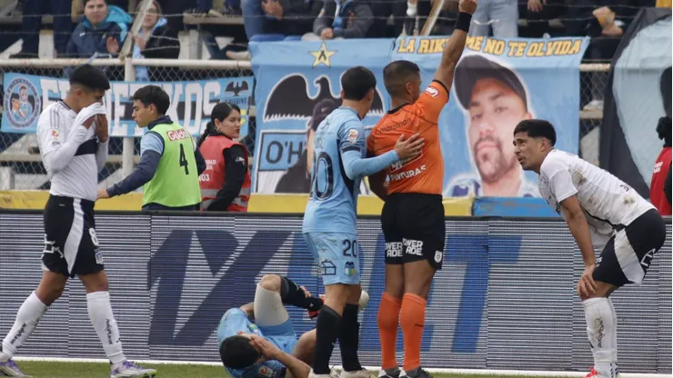 Hinchas albos pierden la paciencia con uno de sus refuerzos. (Foto: Jorge Loyola/Photosport)