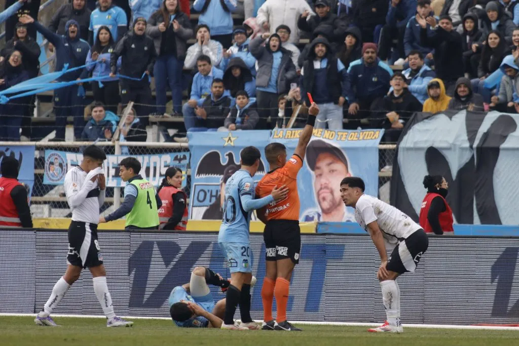 El momento exacto cuando Salomón Rodríguez ve la tarjeta roja | FOTO: Jorge Loyola/Photosport