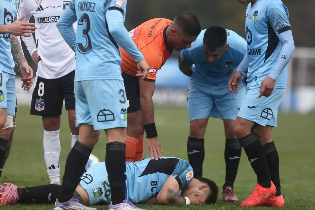 Godoy recibió una dura falta por Saldivia | Foto: Photosport